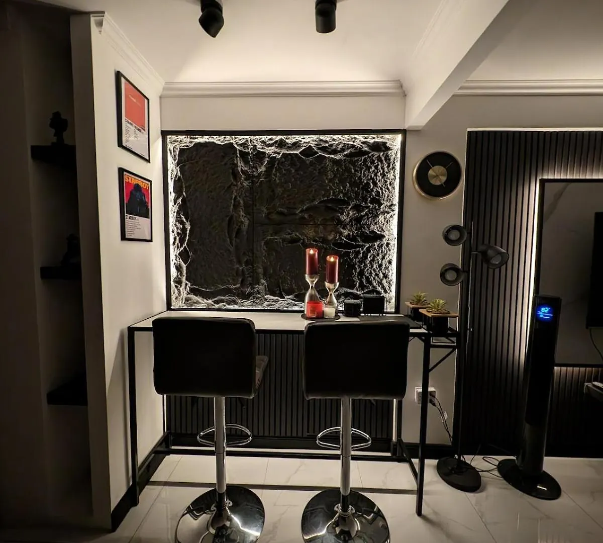 Escape Studio Kingston 0*,
